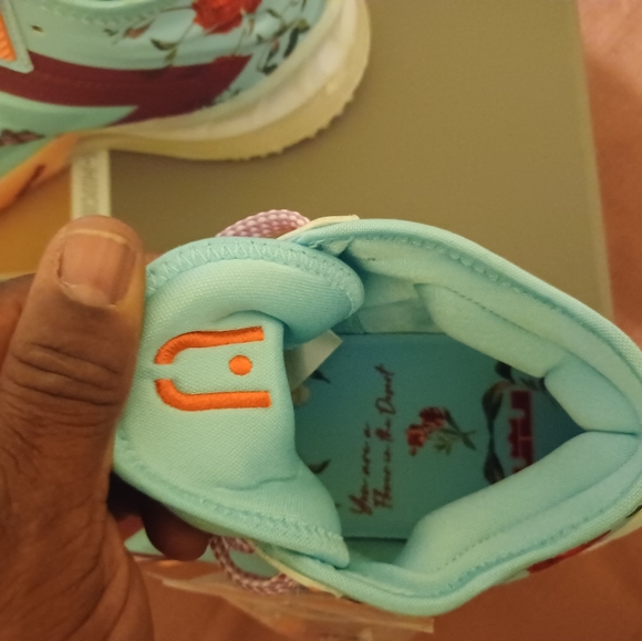 Labron 18 floral lows - Picture 2 of 6